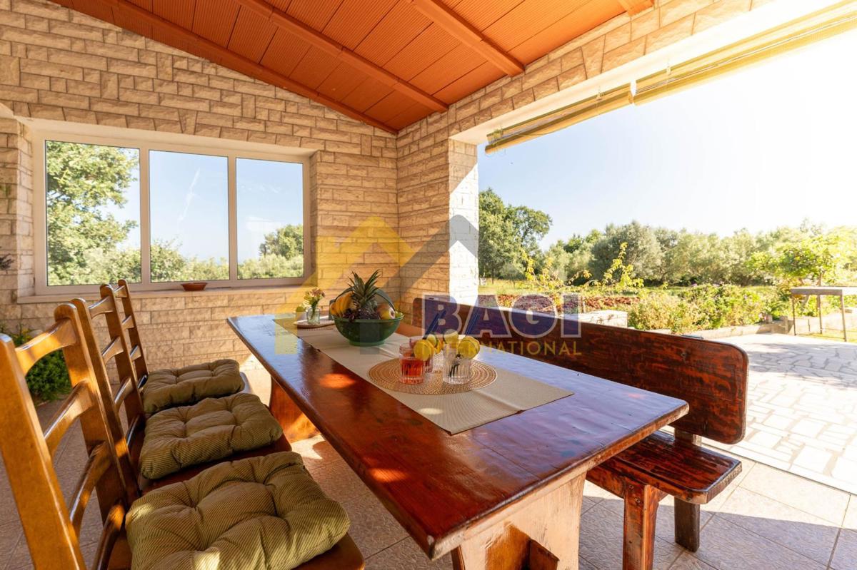 Casa con due appartamenti, vista mare, su 2420m2 di terreno