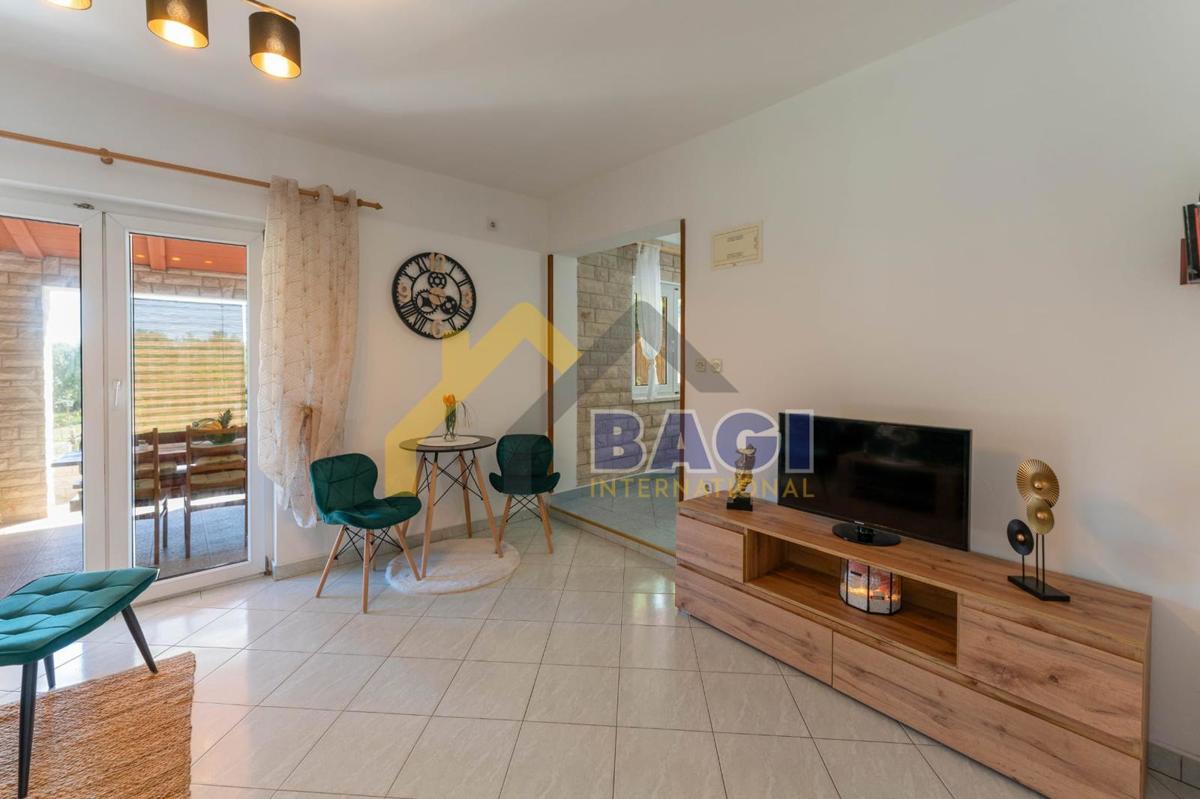 Casa con due appartamenti, vista mare, su 2420m2 di terreno