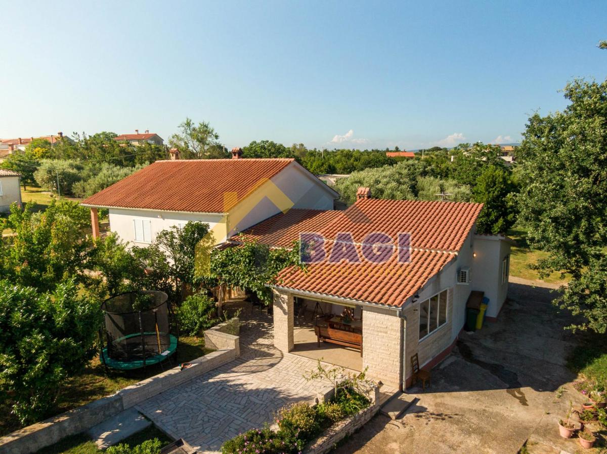 Casa con due appartamenti, vista mare, su 2420m2 di terreno