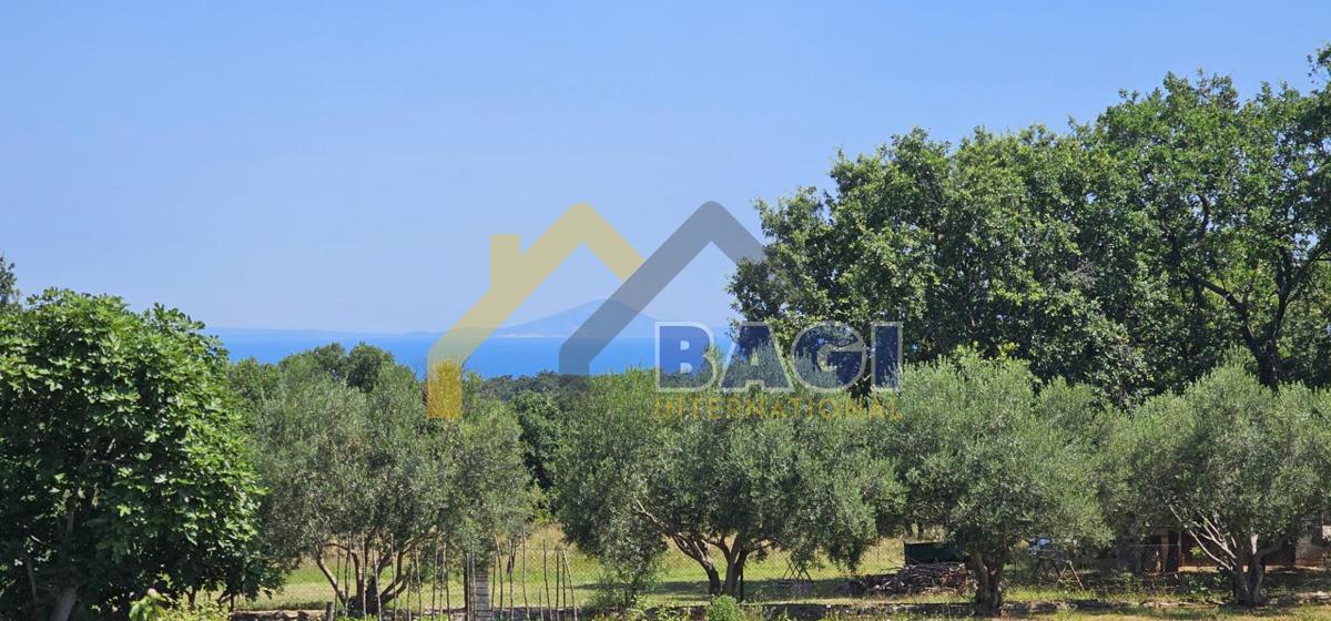 Casa con due appartamenti, vista mare, su 2420m2 di terreno