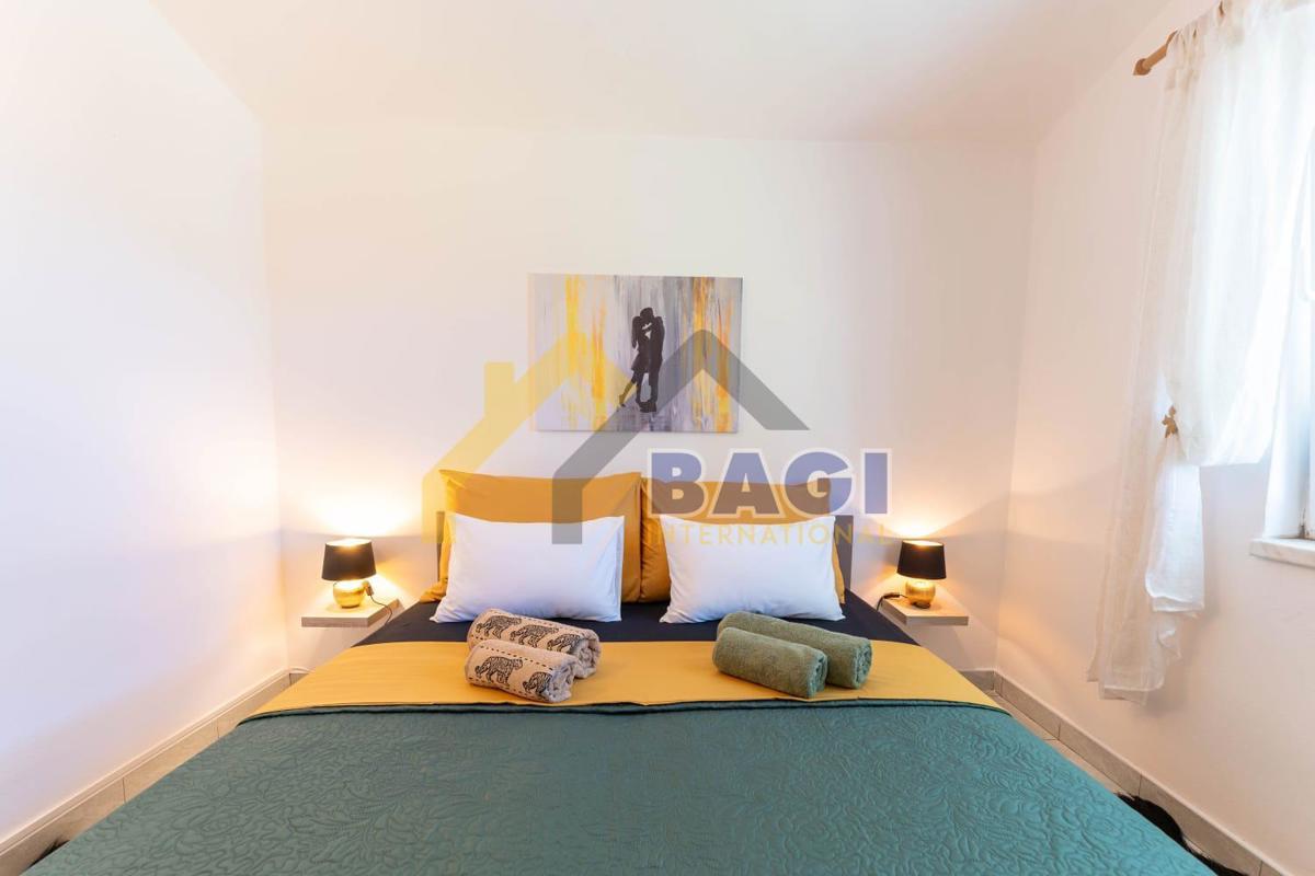 Casa con due appartamenti, vista mare, su 2420m2 di terreno