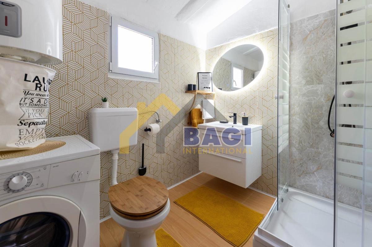 Casa con due appartamenti, vista mare, su 2420m2 di terreno