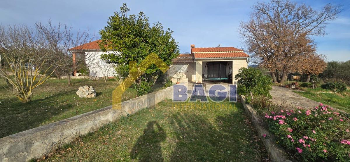 Casa con due appartamenti, vista mare, su 2420m2 di terreno