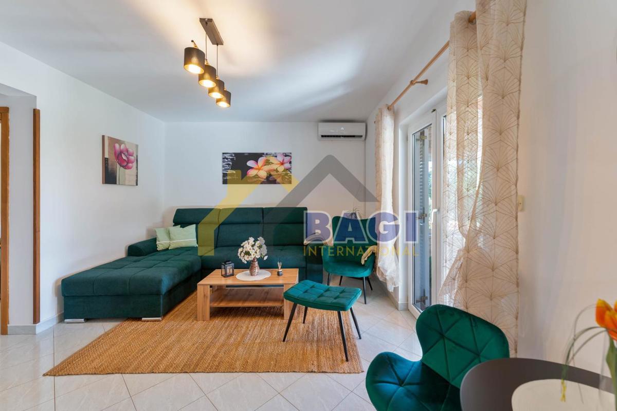 Casa con due appartamenti, vista mare, su 2420m2 di terreno