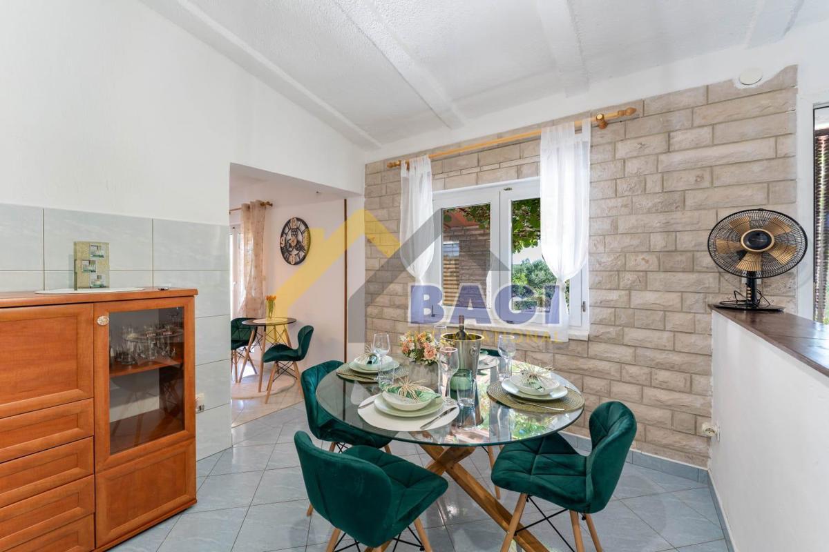 Casa con due appartamenti, vista mare, su 2420m2 di terreno