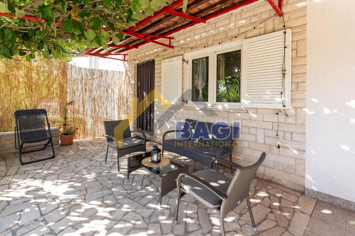 Casa con due appartamenti, vista mare, su 2420m2 di terreno