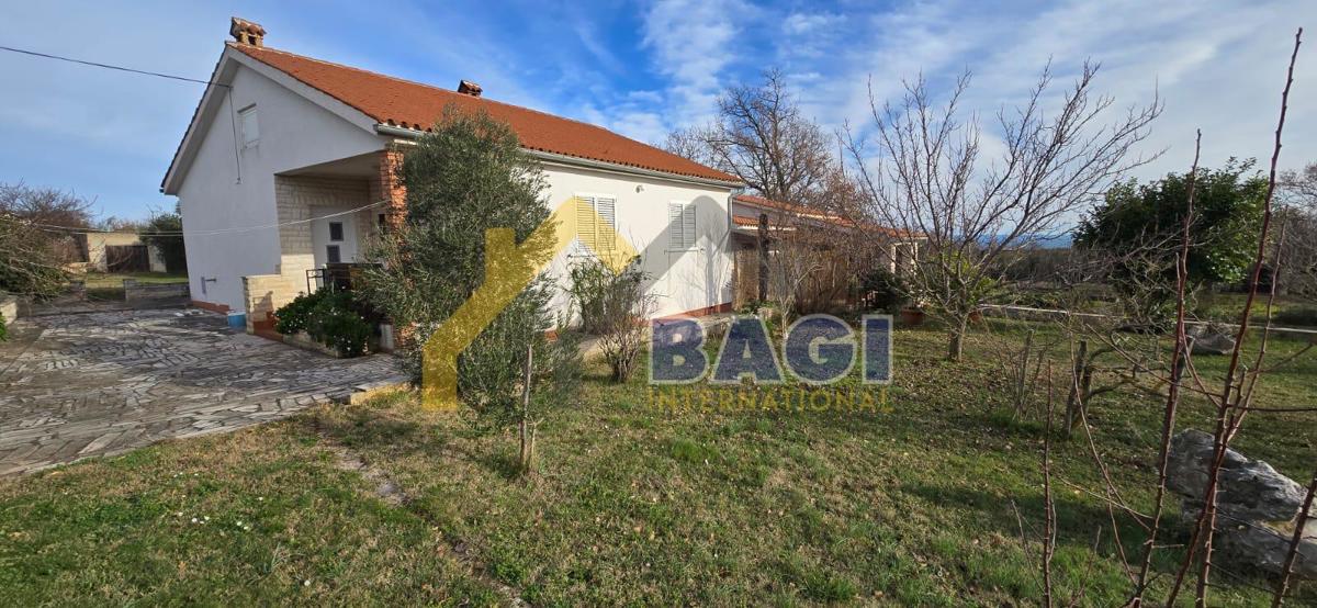 Casa con due appartamenti, vista mare, su 2420m2 di terreno