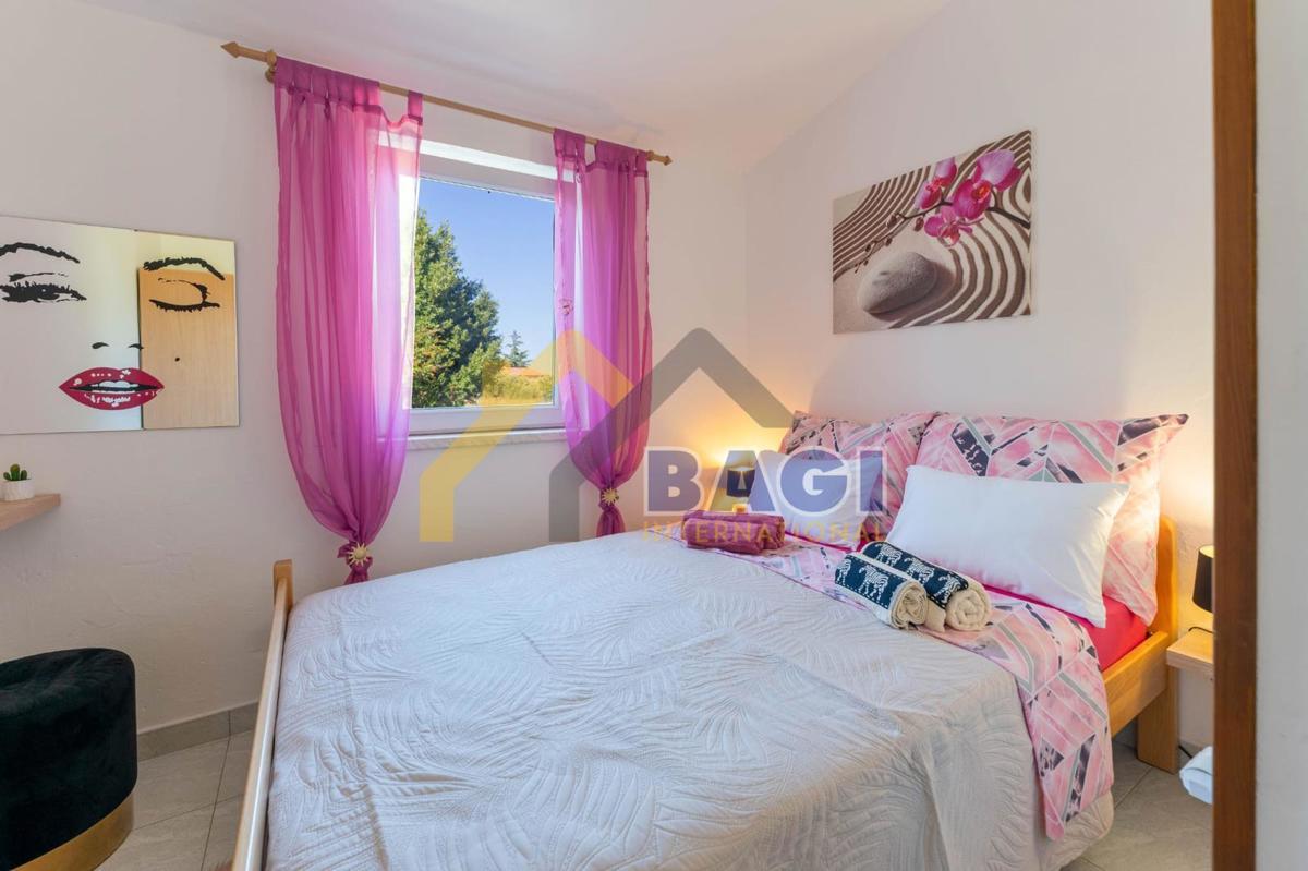 Casa con due appartamenti, vista mare, su 2420m2 di terreno