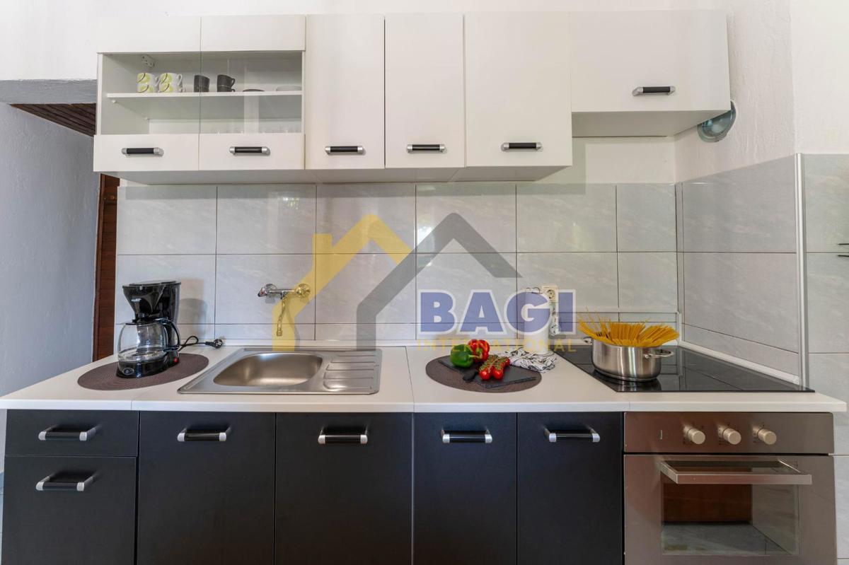 Casa con due appartamenti, vista mare, su 2420m2 di terreno