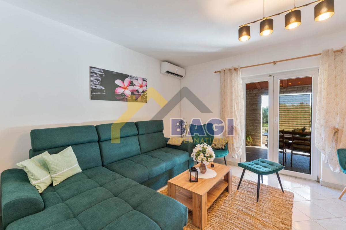 Casa con due appartamenti, vista mare, su 2420m2 di terreno