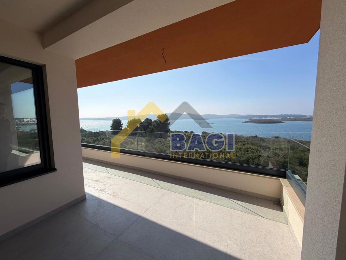 Prima fila sul mare! Appartamento di 88 m² in nuova costruzione, Medulin