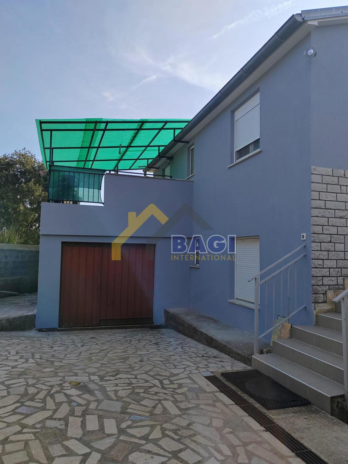 CASA ISTRA CON DUE APPARTAMENTI CON VISTA MARE