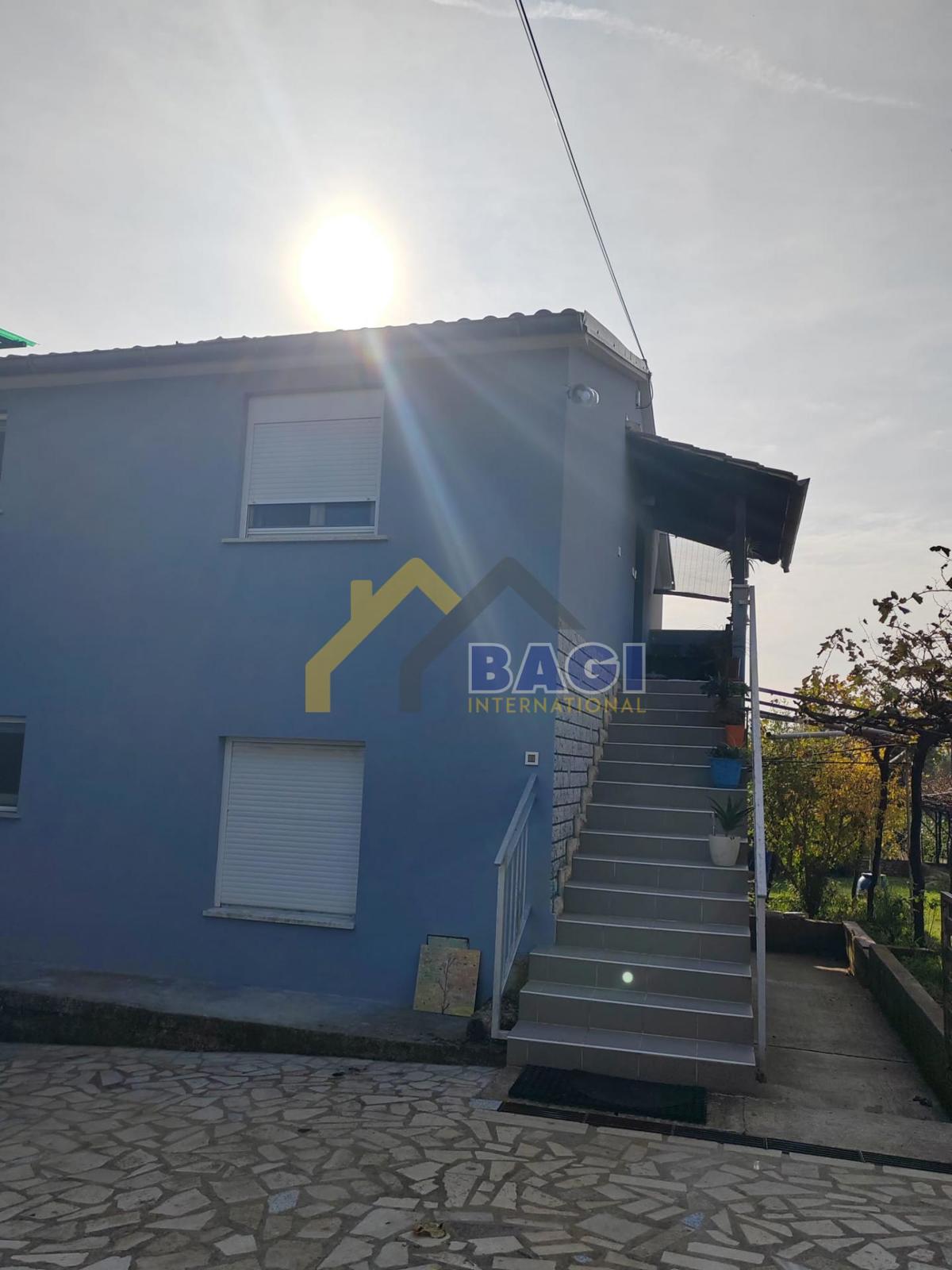 CASA ISTRA CON DUE APPARTAMENTI CON VISTA MARE