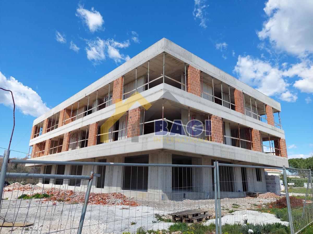 SPAZIO COMMERCIALE IN UNA POSIZIONE OTTIMA, ALBONA, 66,08 m2