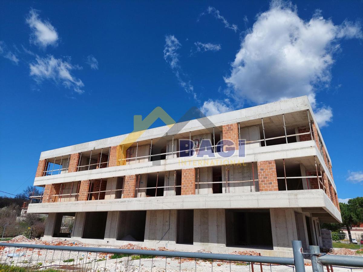 SPAZIO COMMERCIALE IN UNA POSIZIONE OTTIMA, ALBONA, 66,08 m2