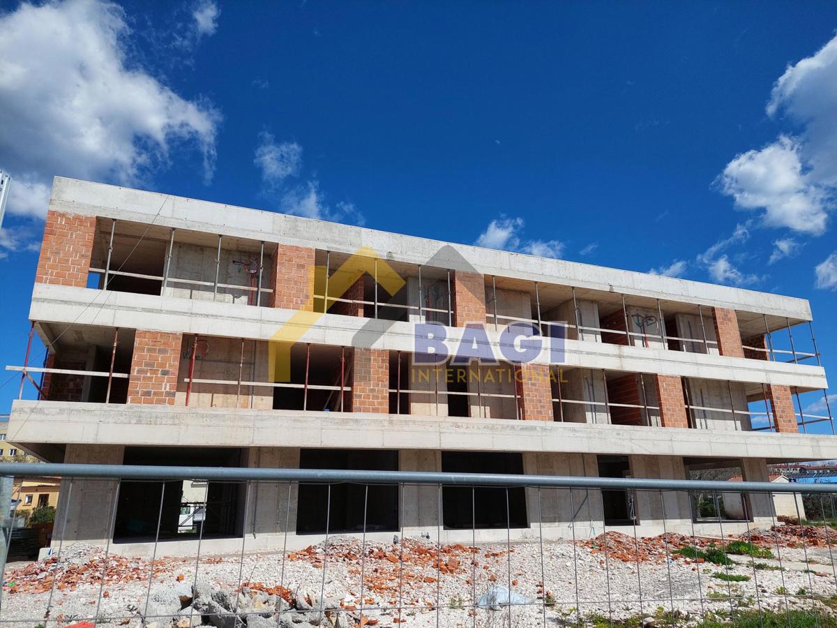 SPAZIO COMMERCIALE IN UNA POSIZIONE OTTIMA, ALBONA, 66,08 m2