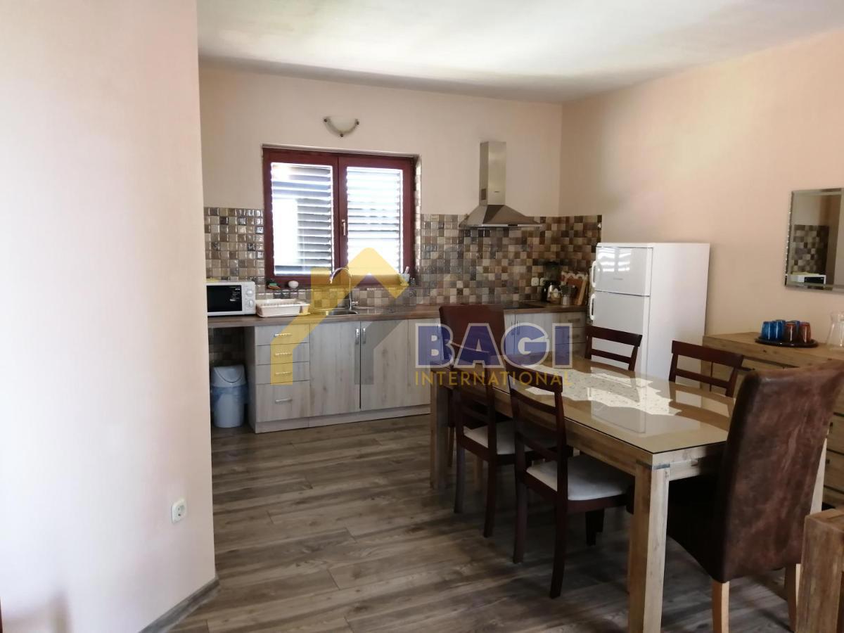 ISTRA - MEDULIN Casa appartamenti con 3 appartamenti e vista mare