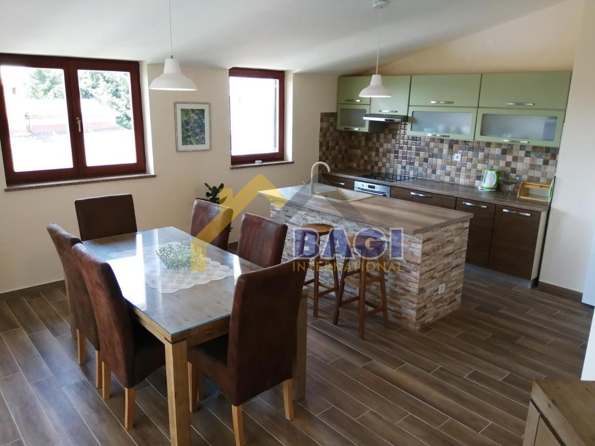 ISTRA - MEDULIN Casa appartamenti con 3 appartamenti e vista mare