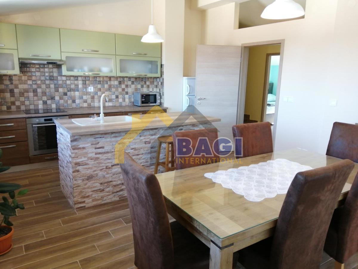 ISTRA - MEDULIN Casa appartamenti con 3 appartamenti e vista mare