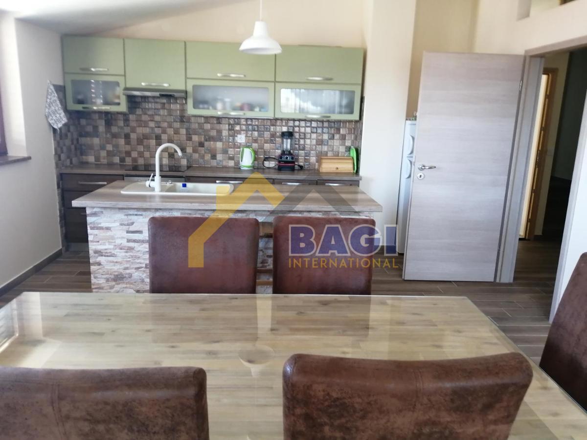 ISTRA - MEDULIN Casa appartamenti con 3 appartamenti e vista mare