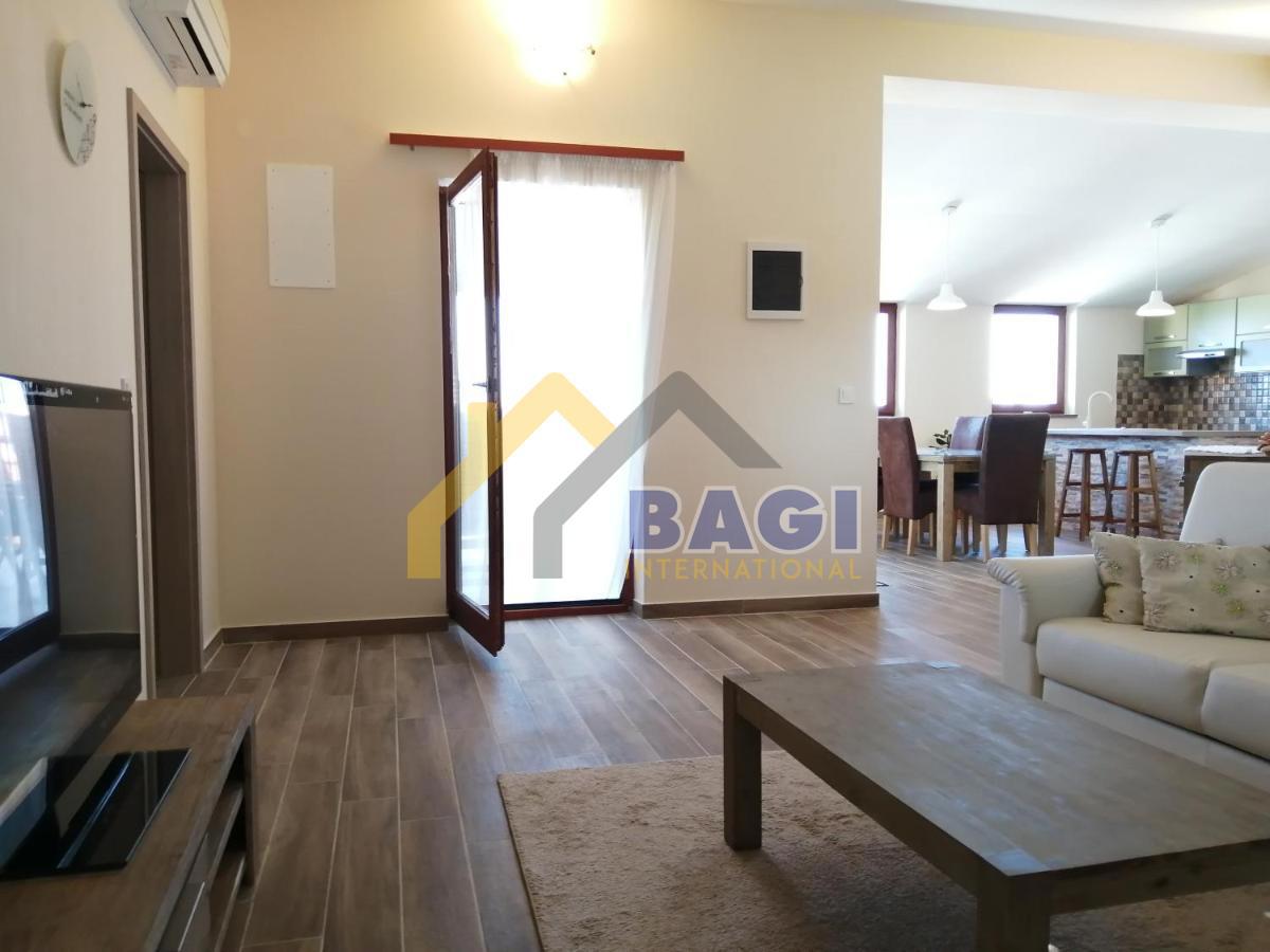 ISTRA - MEDULIN Casa appartamenti con 3 appartamenti e vista mare