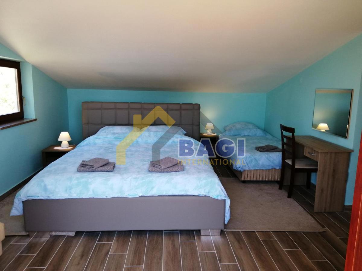 ISTRA - MEDULIN Casa appartamenti con 3 appartamenti e vista mare