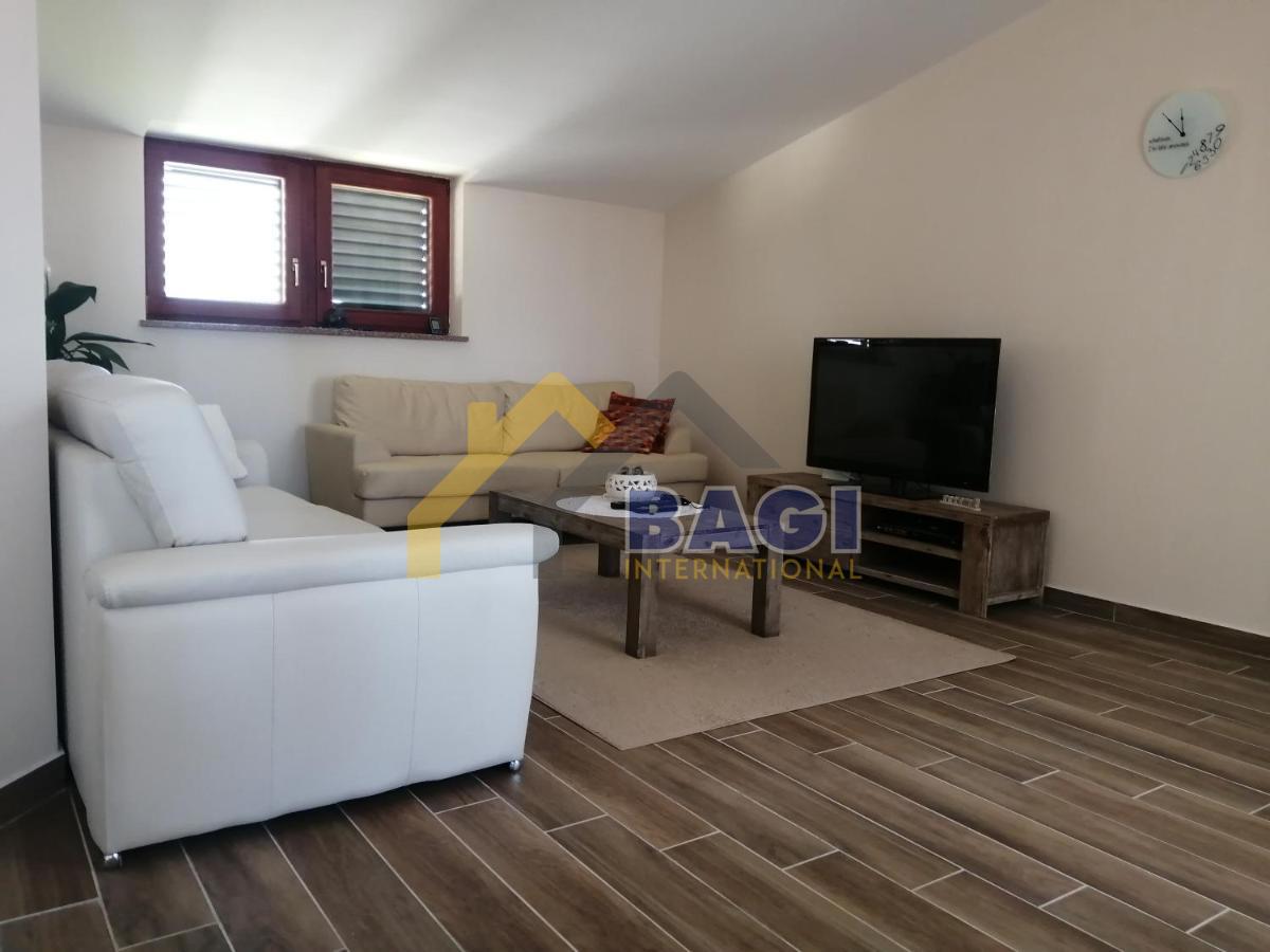 ISTRA - MEDULIN Casa appartamenti con 3 appartamenti e vista mare