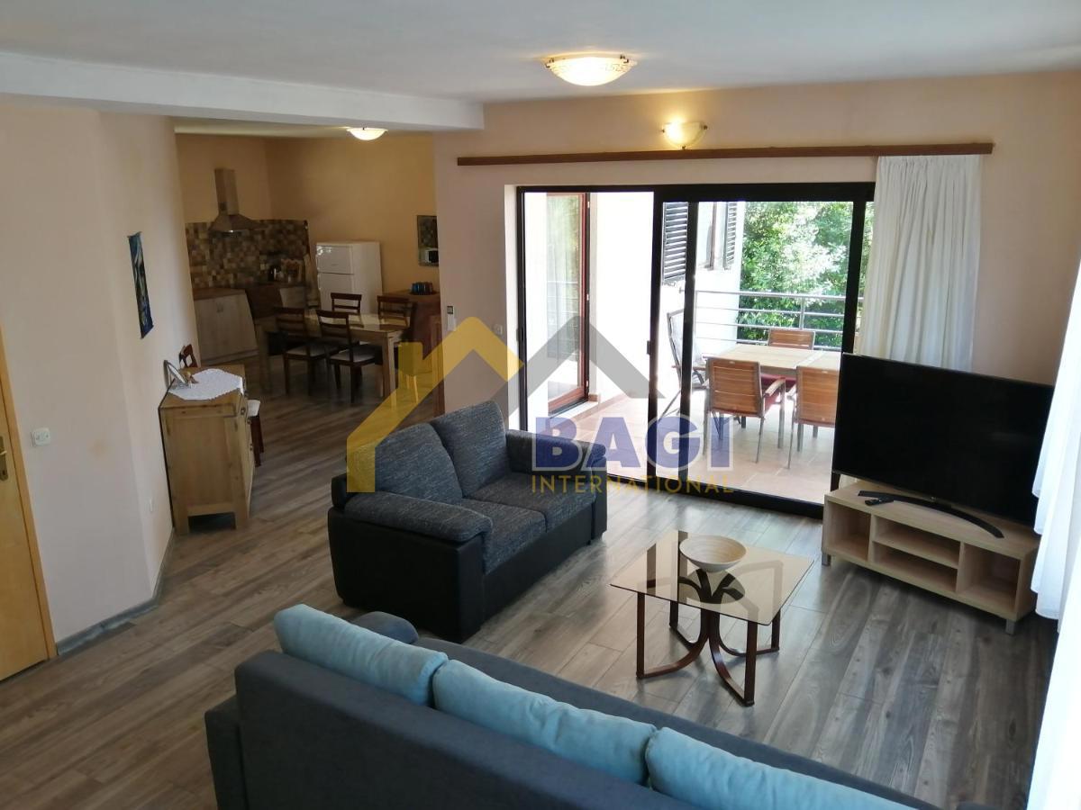 ISTRA - MEDULIN Casa appartamenti con 3 appartamenti e vista mare