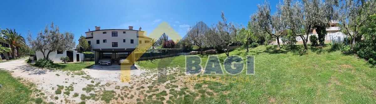 ISTRIA - TRE APPARTAMENTI - GIARDINO 150M2 - TRE POSTI AUTO