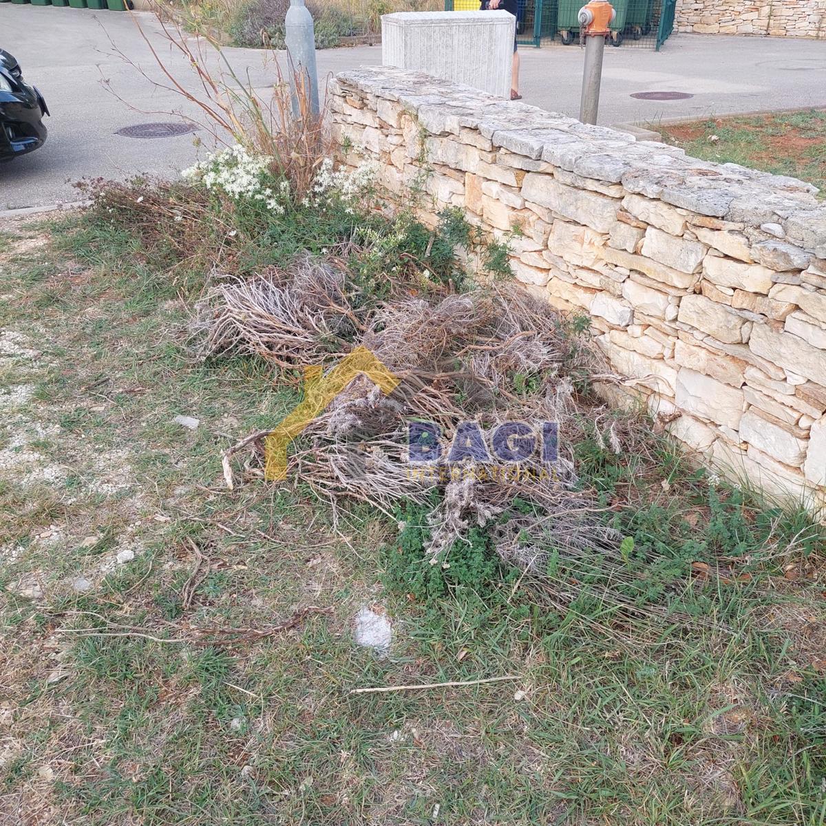 Vendesi-Terreno edificabile Peroj-infrastruttura completa