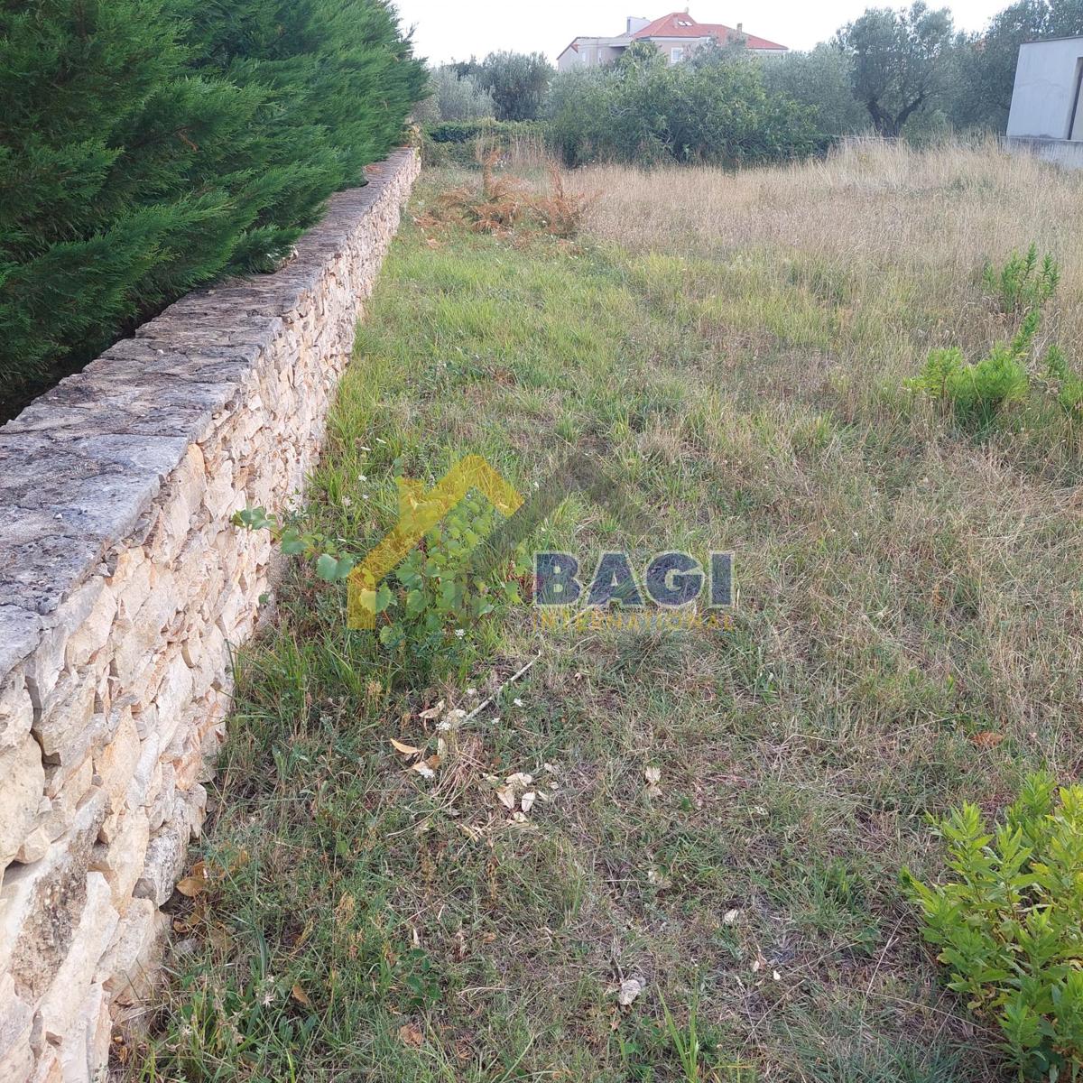 Vendesi-Terreno edificabile Peroj-infrastruttura completa