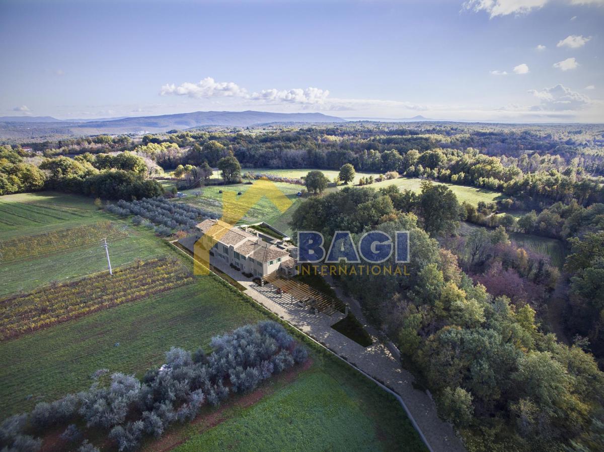 CASA A SCHIERA-NUOVA COSTRUZIONE-PISCINARDINO - DINTORNI DI BARBAN Italiano