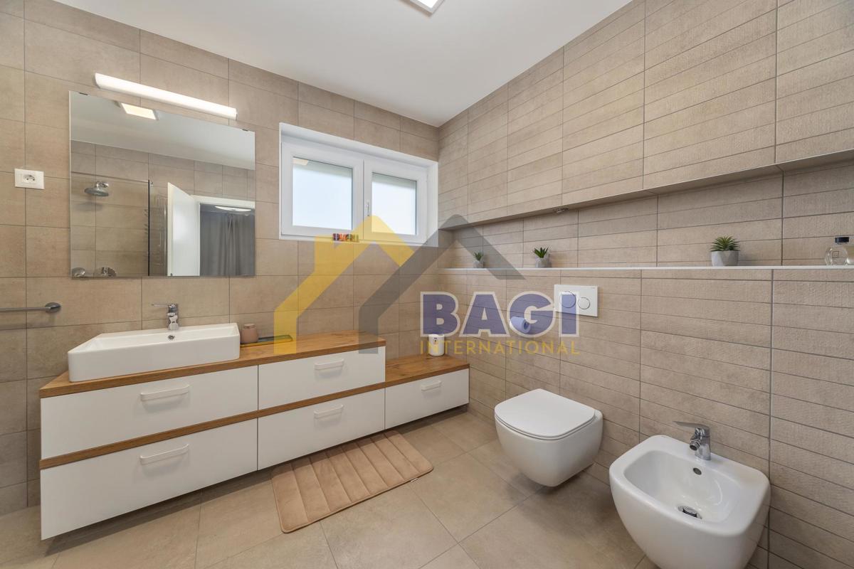 Parenzo-dintorni-casa arredata 261m2-piscina-vista