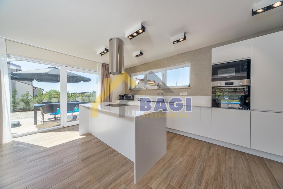 Parenzo-dintorni-casa arredata 261m2-piscina-vista