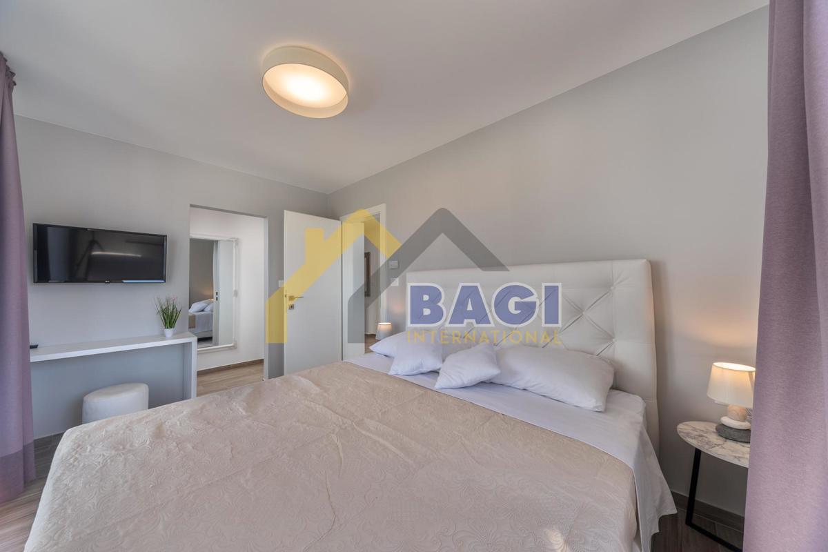 Parenzo-dintorni-casa arredata 261m2-piscina-vista
