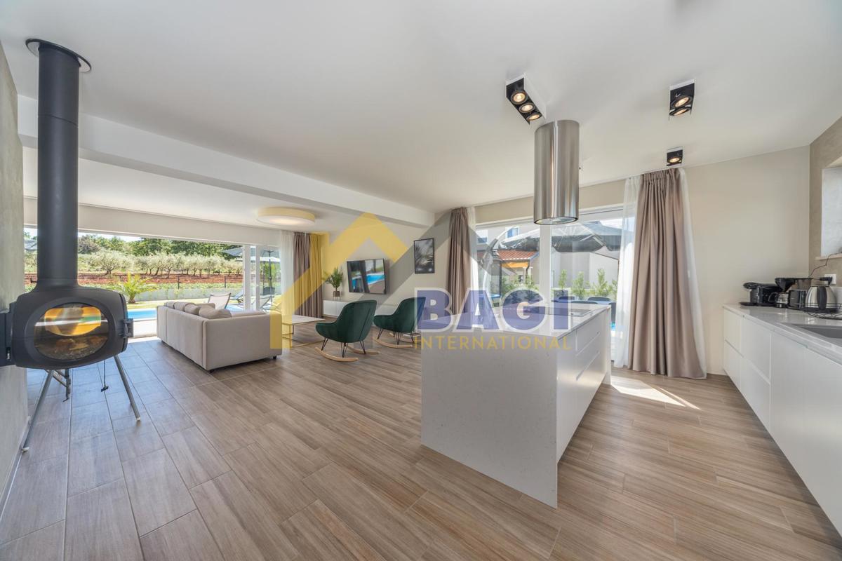 Parenzo-dintorni-casa arredata 261m2-piscina-vista