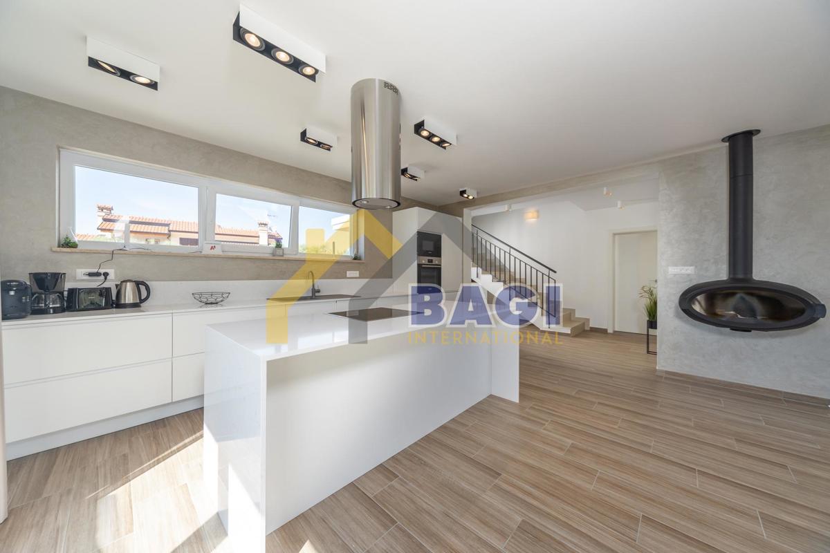 Parenzo-dintorni-casa arredata 261m2-piscina-vista