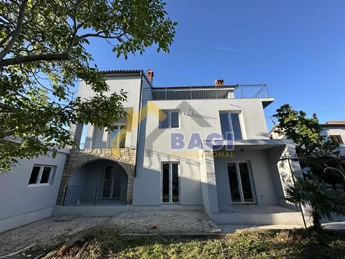 ISTRA - ROVINJ Casa con tre appartamenti, opportunità di investimento!