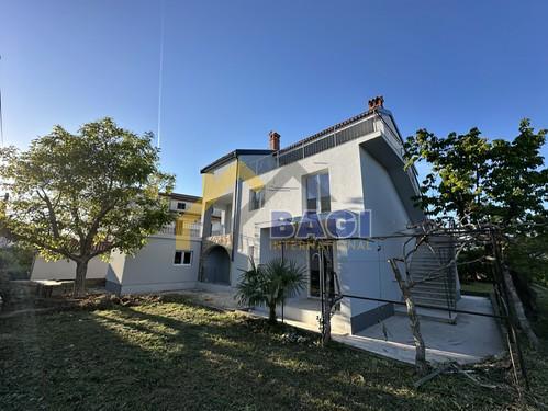 ISTRA - ROVINJ Casa con tre appartamenti, opportunità di investimento!