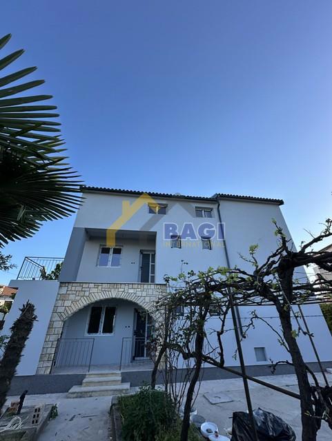 ISTRA - ROVINJ Casa con tre appartamenti, opportunità di investimento!