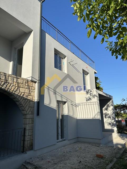 ISTRA - ROVINJ Casa con tre appartamenti, opportunità di investimento!