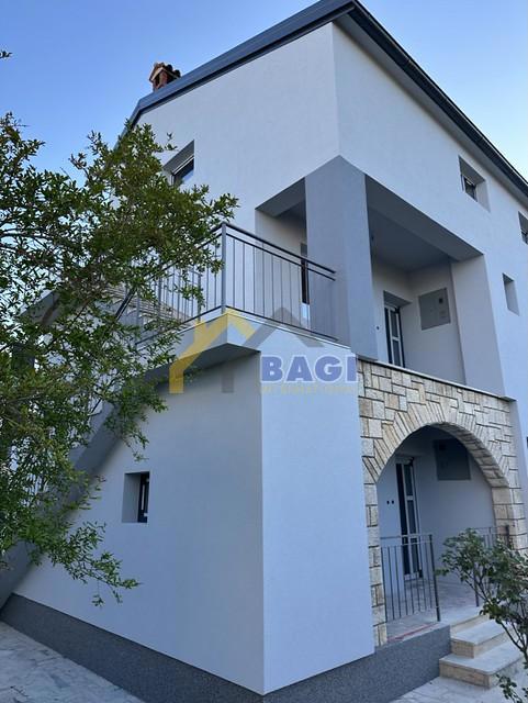 ISTRA - ROVINJ Casa con tre appartamenti, opportunità di investimento!