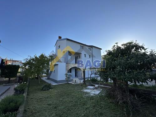 ISTRA - ROVINJ Casa con tre appartamenti, opportunità di investimento!