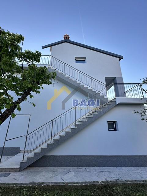 ISTRA - ROVINJ Casa con tre appartamenti, opportunità di investimento!