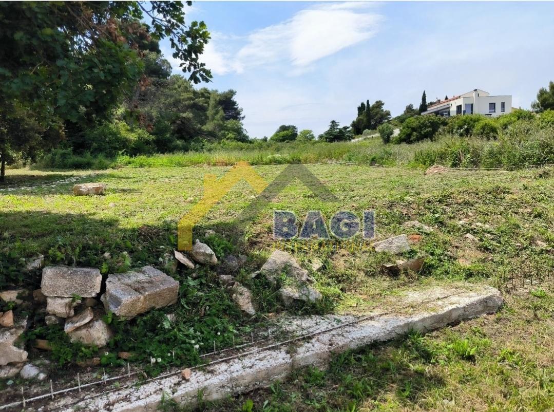 TERRENO EDIFICABILE IN POSIZIONE ECCEZIONALE CON PERMESSO DI COSTRUZIONE CON VISTA A 50 m DAL MARE