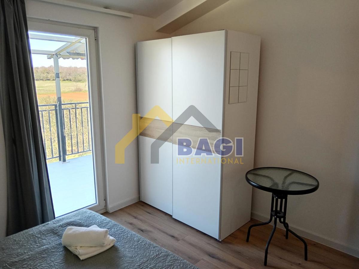 Appartamento vicino a Pola 85m2-due posti auto-giardino in comune