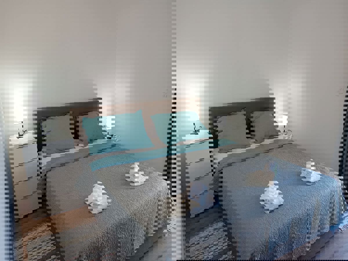 Appartamento vicino a Pola 85m2-due posti auto-giardino in comune