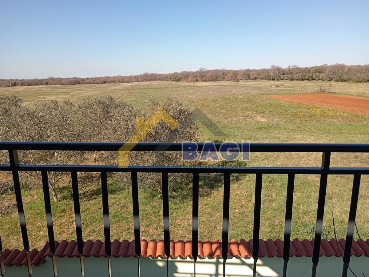 Appartamento vicino a Pola 85m2-due posti auto-giardino in comune