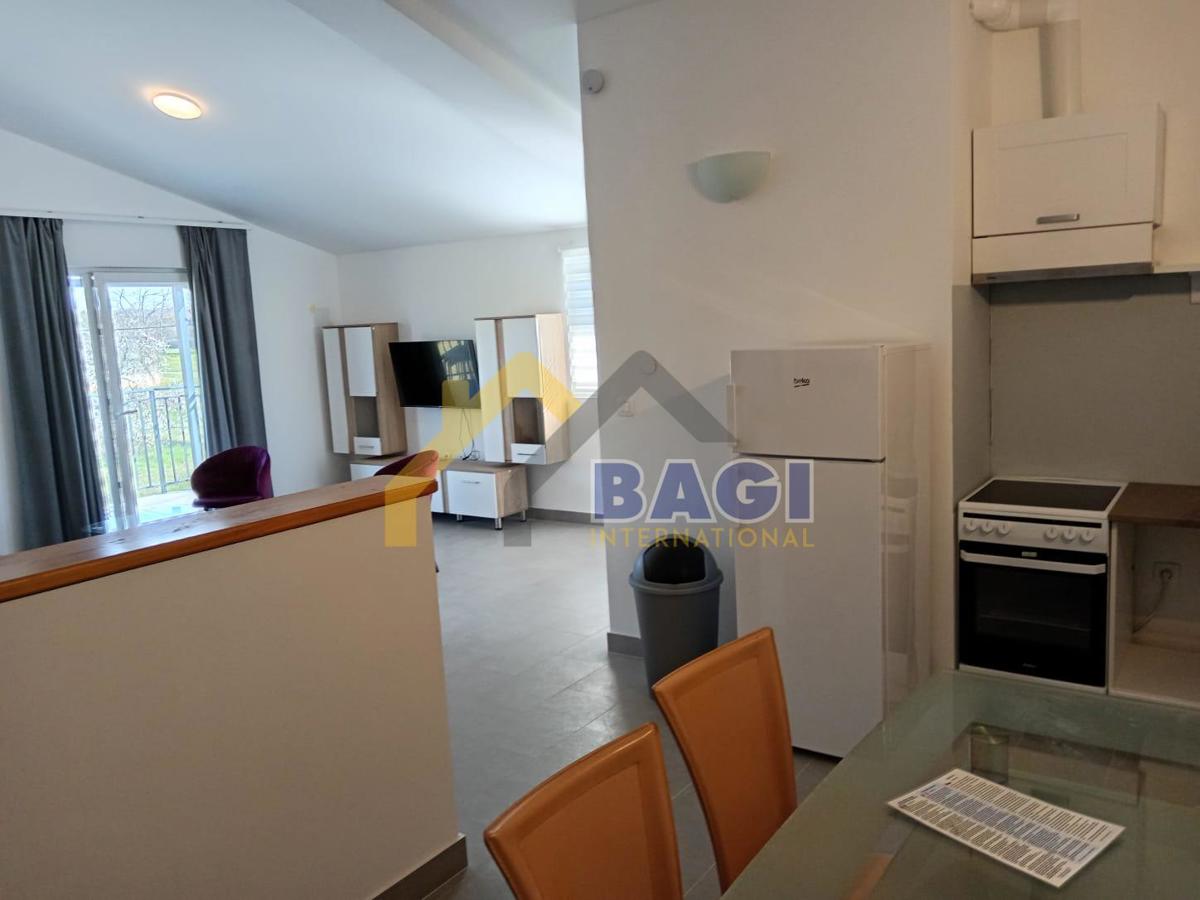 Appartamento vicino a Pola 85m2-due posti auto-giardino in comune