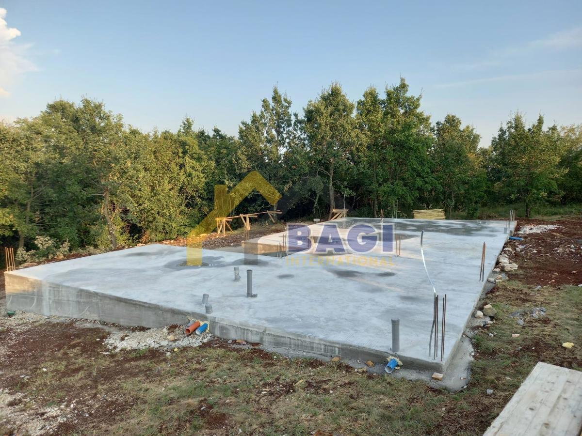 Terreno edificabile con fondazioni realizzate – Vižinada